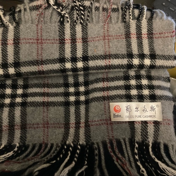 ERDOS Pure Cashmere Plaid  Scarf 50” x 11” - Picture 1 of 3
